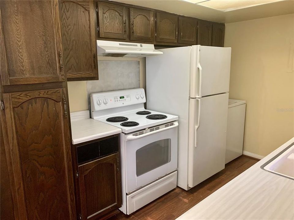 Active With Contract: $1,150 (1 beds, 1 baths, 642 Square Feet)