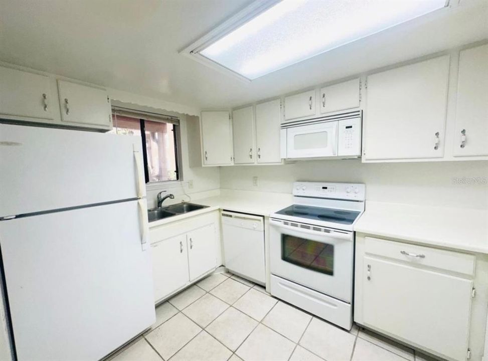 Active With Contract: $165,000 (1 beds, 1 baths, 759 Square Feet)