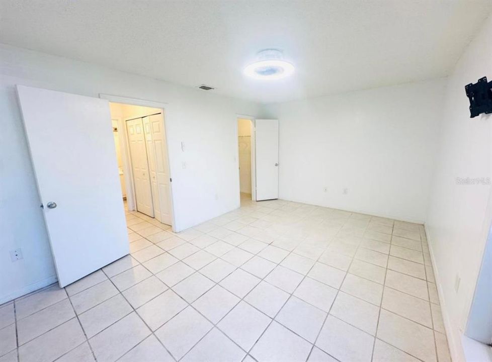 Active With Contract: $165,000 (1 beds, 1 baths, 759 Square Feet)