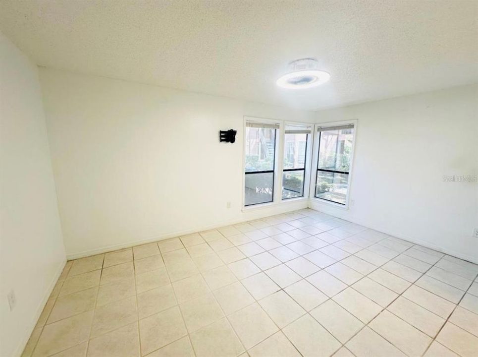 Active With Contract: $165,000 (1 beds, 1 baths, 759 Square Feet)