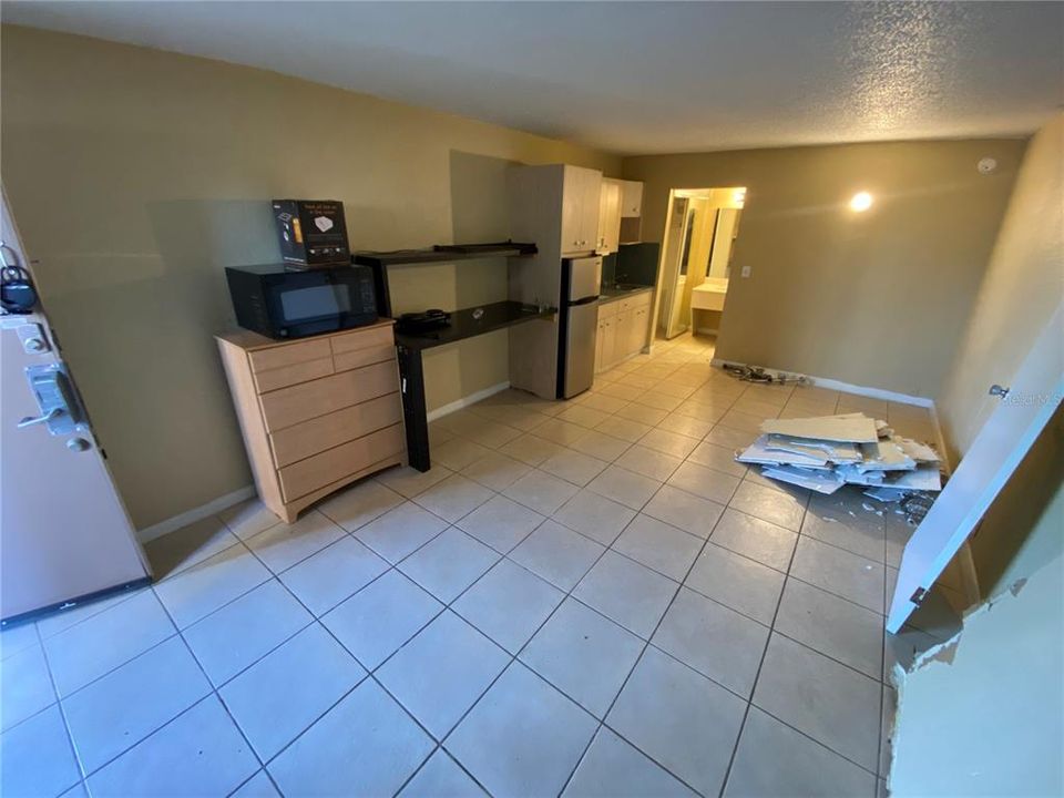 For Rent: $1,025 (1 beds, 1 baths, 300 Square Feet)