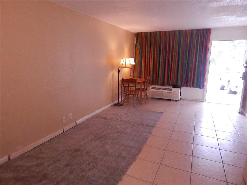 For Rent: $1,025 (1 beds, 1 baths, 300 Square Feet)