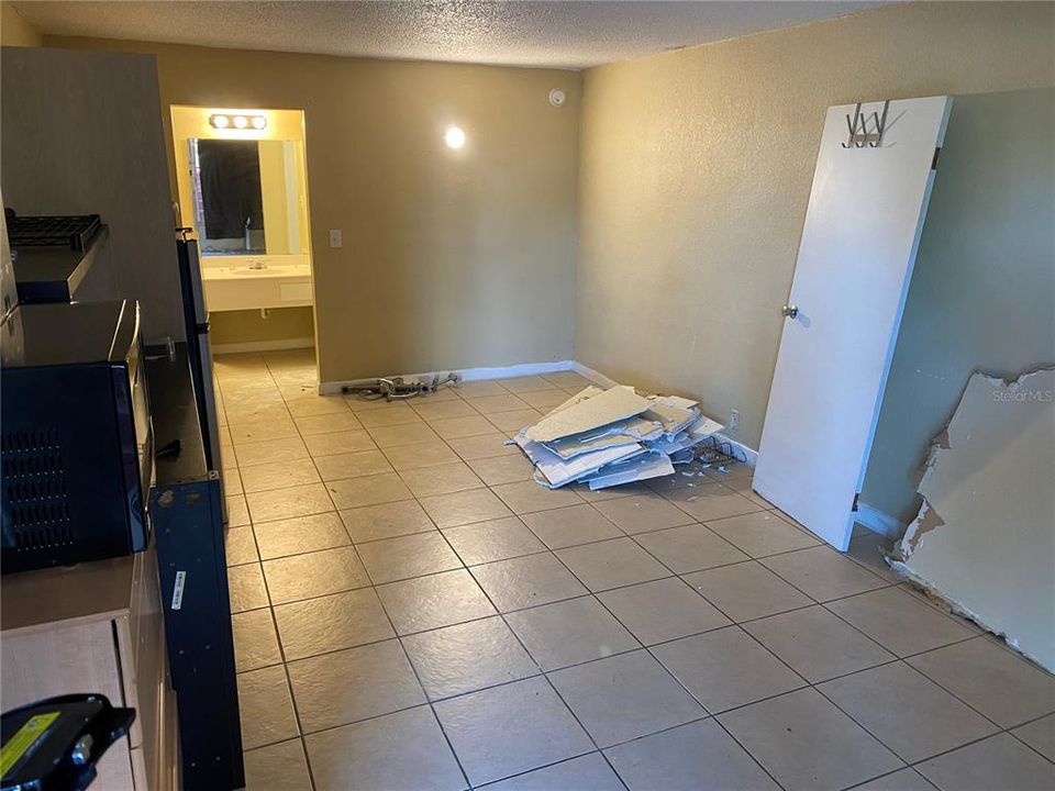 For Rent: $1,025 (1 beds, 1 baths, 300 Square Feet)