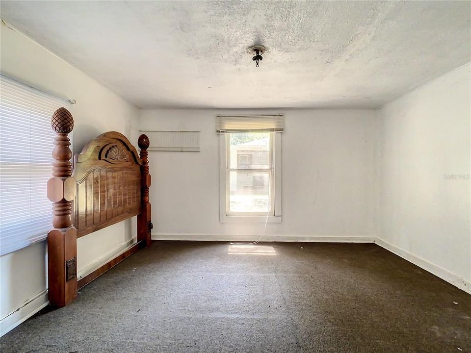 Active With Contract: $60,000 (2 beds, 1 baths, 640 Square Feet)