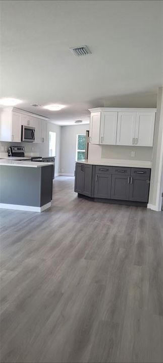 Active With Contract: $355,000 (3 beds, 2 baths, 1296 Square Feet)