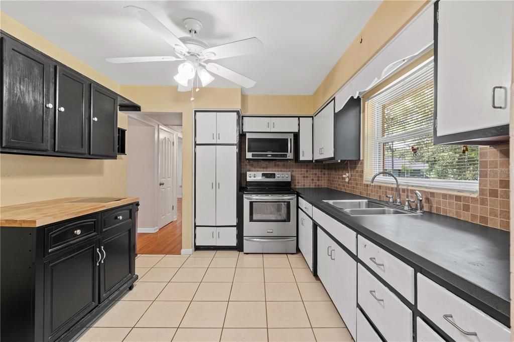 For Sale: $239,900 (2 beds, 2 baths, 960 Square Feet)