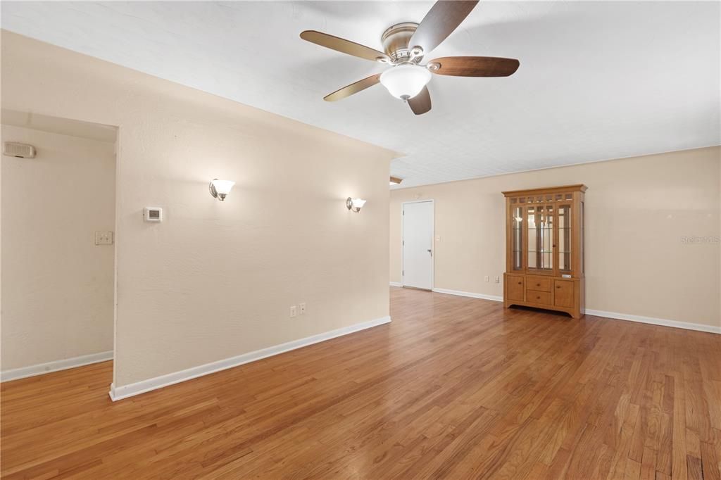 For Sale: $239,900 (2 beds, 2 baths, 960 Square Feet)