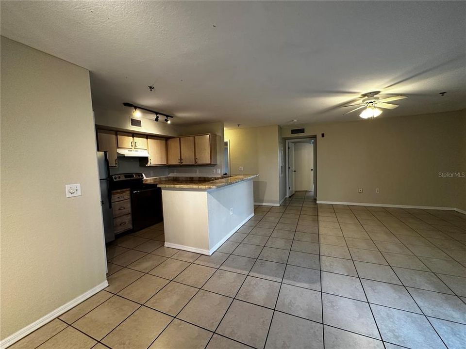 Active With Contract: $1,600 (2 beds, 2 baths, 1113 Square Feet)