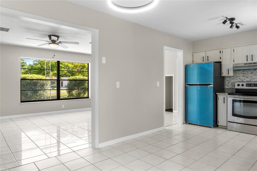 For Sale: $319,900 (2 beds, 2 baths, 1474 Square Feet)