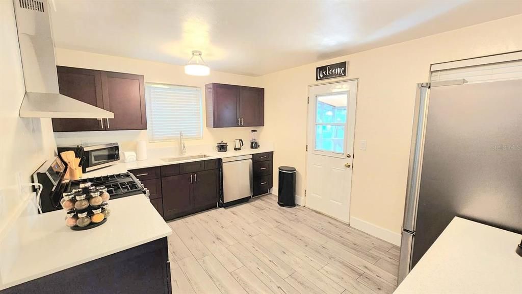 Active With Contract: $195,500 (2 beds, 1 baths, 816 Square Feet)