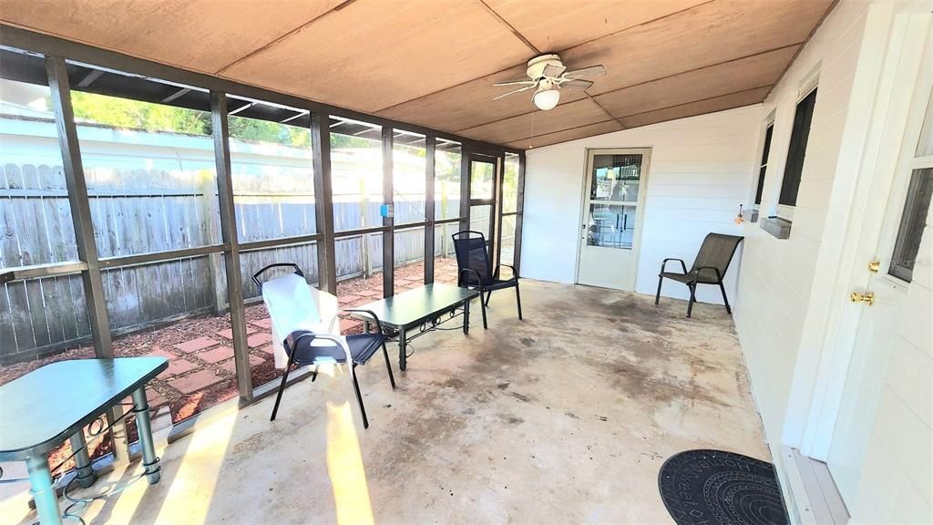 Active With Contract: $195,500 (2 beds, 1 baths, 816 Square Feet)