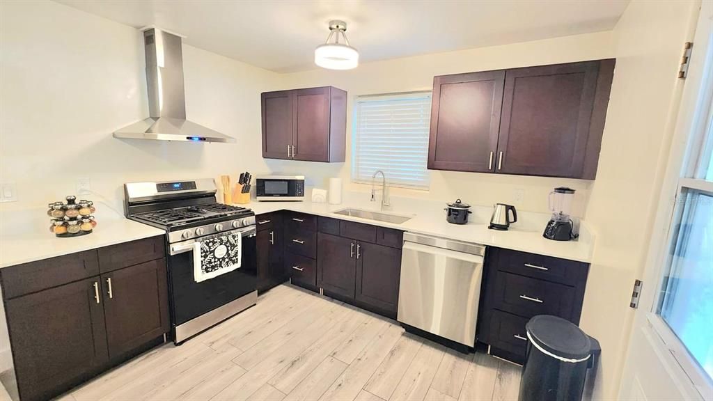 Active With Contract: $195,500 (2 beds, 1 baths, 816 Square Feet)
