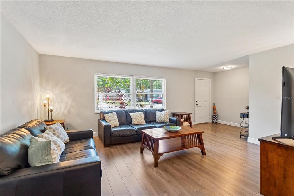 Active With Contract: $390,000 (3 beds, 2 baths, 1399 Square Feet)