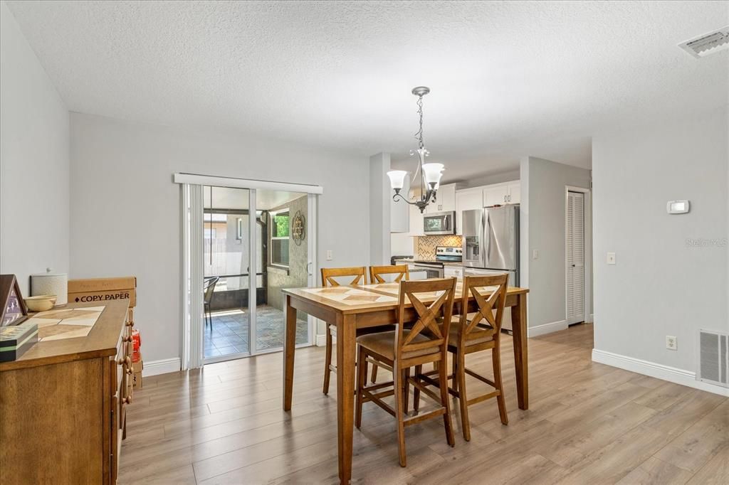 Active With Contract: $390,000 (3 beds, 2 baths, 1399 Square Feet)