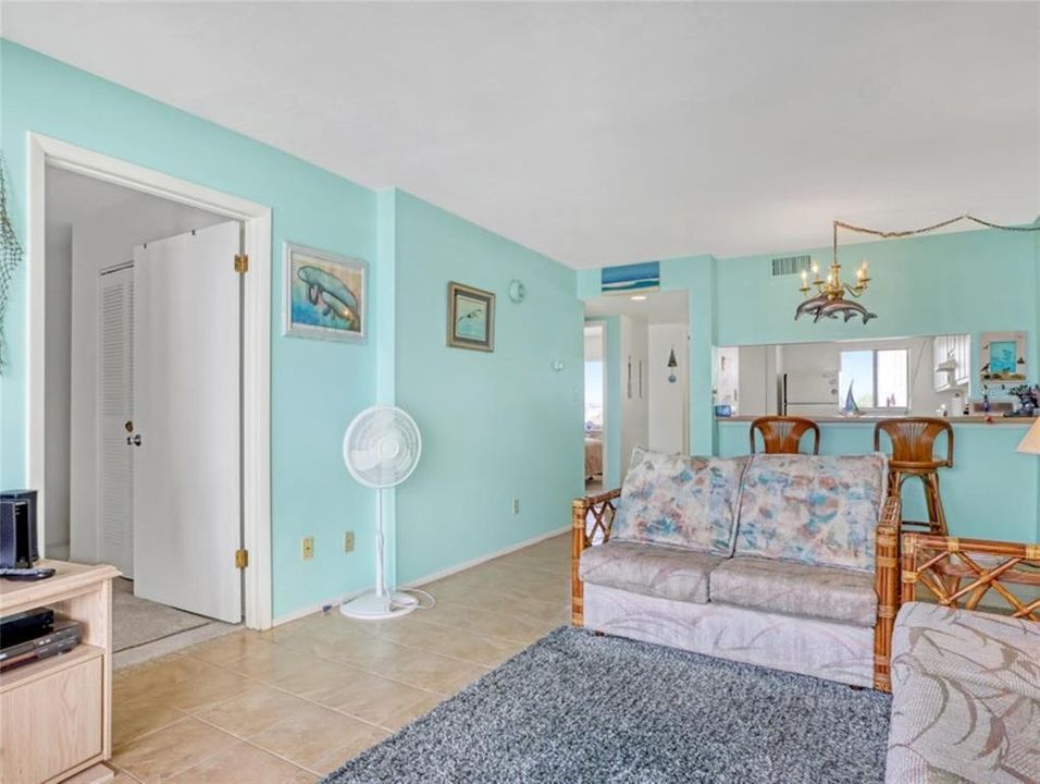 For Sale: $219,900 (2 beds, 2 baths, 882 Square Feet)