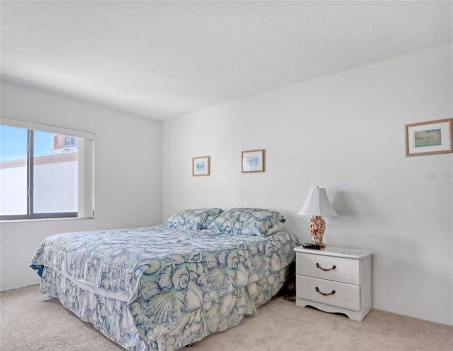 For Sale: $219,900 (2 beds, 2 baths, 882 Square Feet)