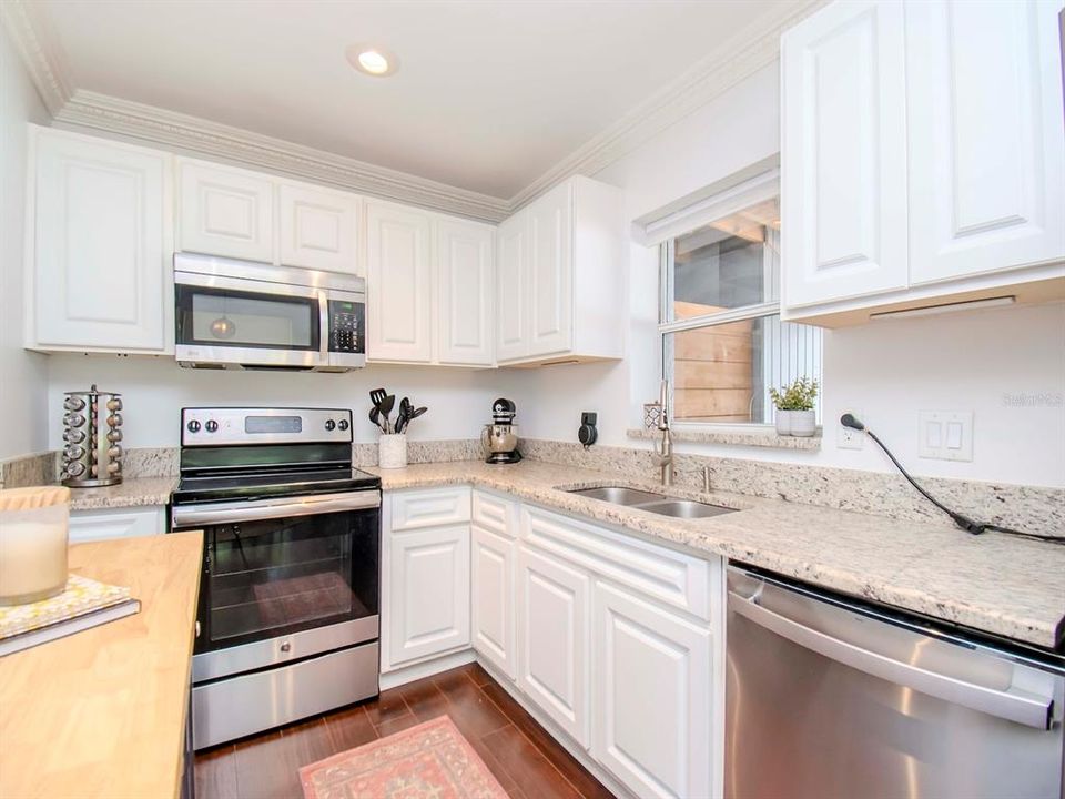 For Sale: $354,900 (2 beds, 1 baths, 943 Square Feet)