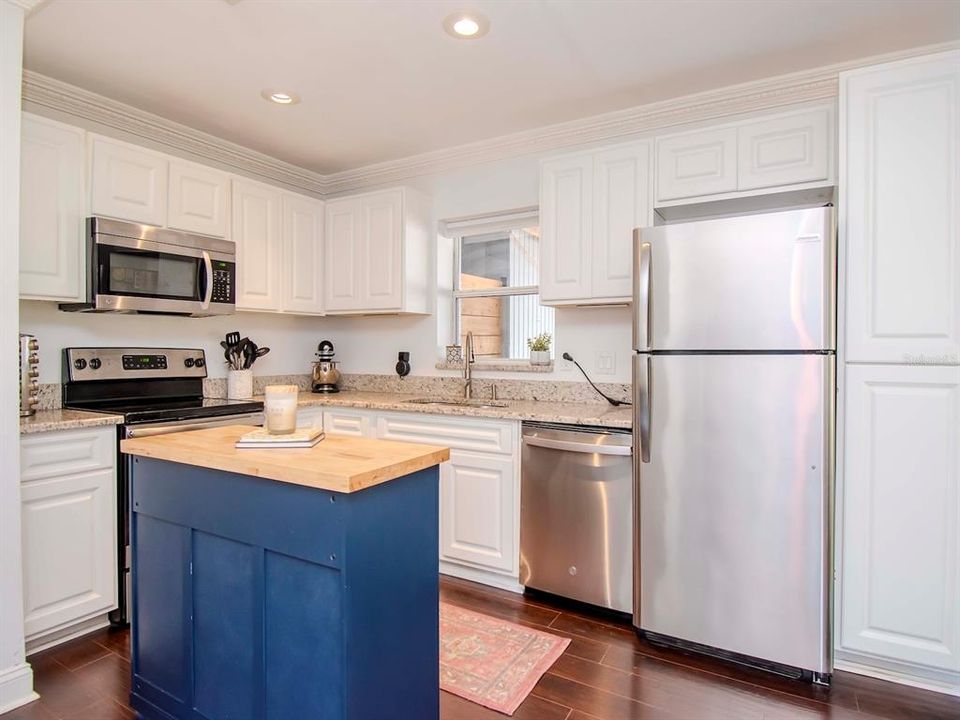 For Sale: $354,900 (2 beds, 1 baths, 943 Square Feet)