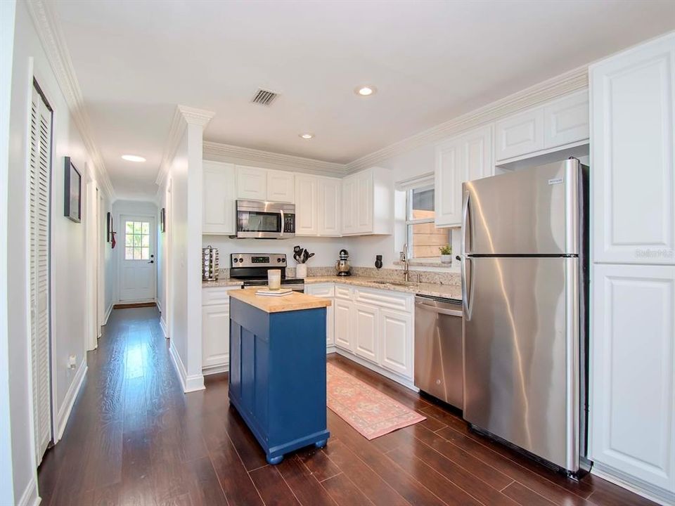 For Sale: $354,900 (2 beds, 1 baths, 943 Square Feet)