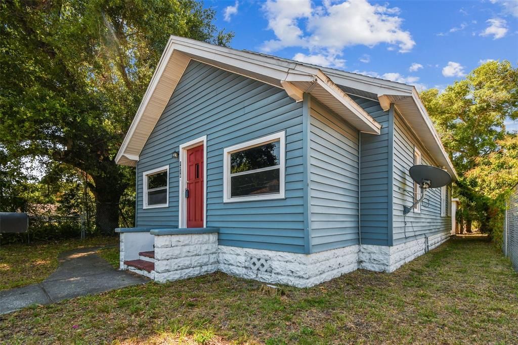 Active With Contract: $245,000 (3 beds, 2 baths, 1081 Square Feet)