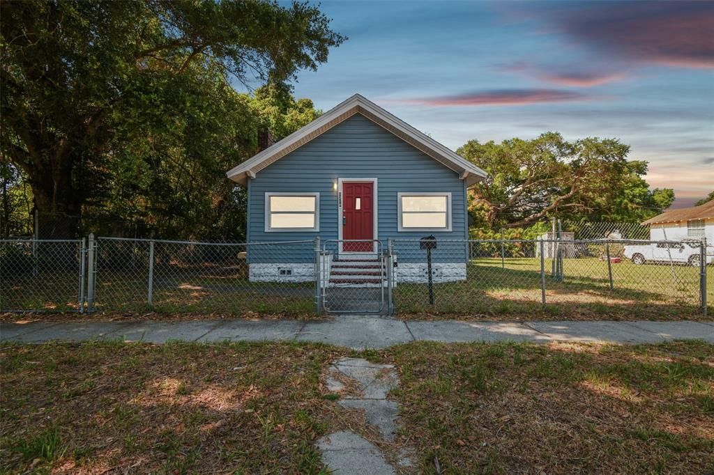 Active With Contract: $245,000 (3 beds, 2 baths, 1081 Square Feet)