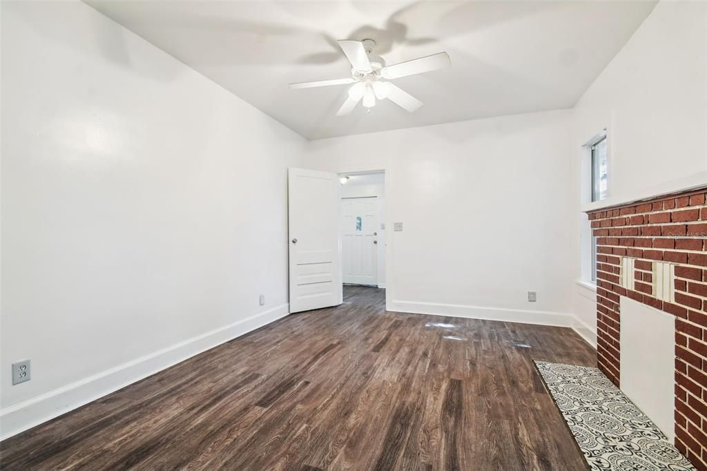 Active With Contract: $245,000 (3 beds, 2 baths, 1081 Square Feet)