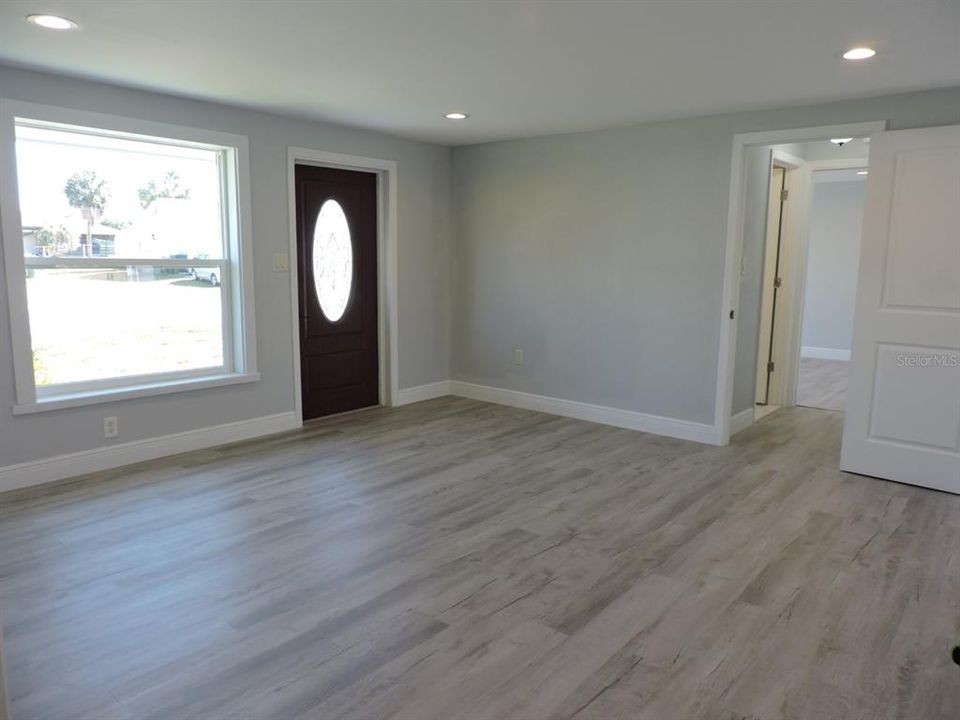 For Sale: $278,000 (2 beds, 2 baths, 1369 Square Feet)