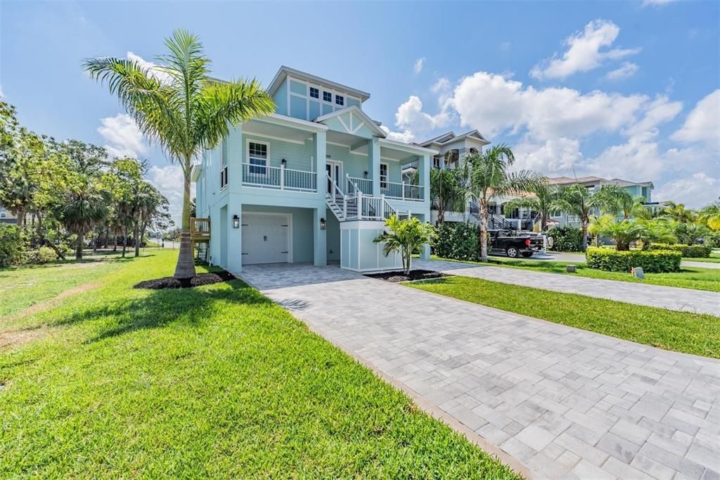 For Sale: $799,900 (4 beds, 2 baths, 2507 Square Feet)