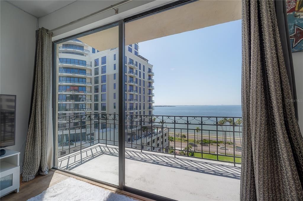 Active With Contract: $289,000 (1 beds, 1 baths, 494 Square Feet)