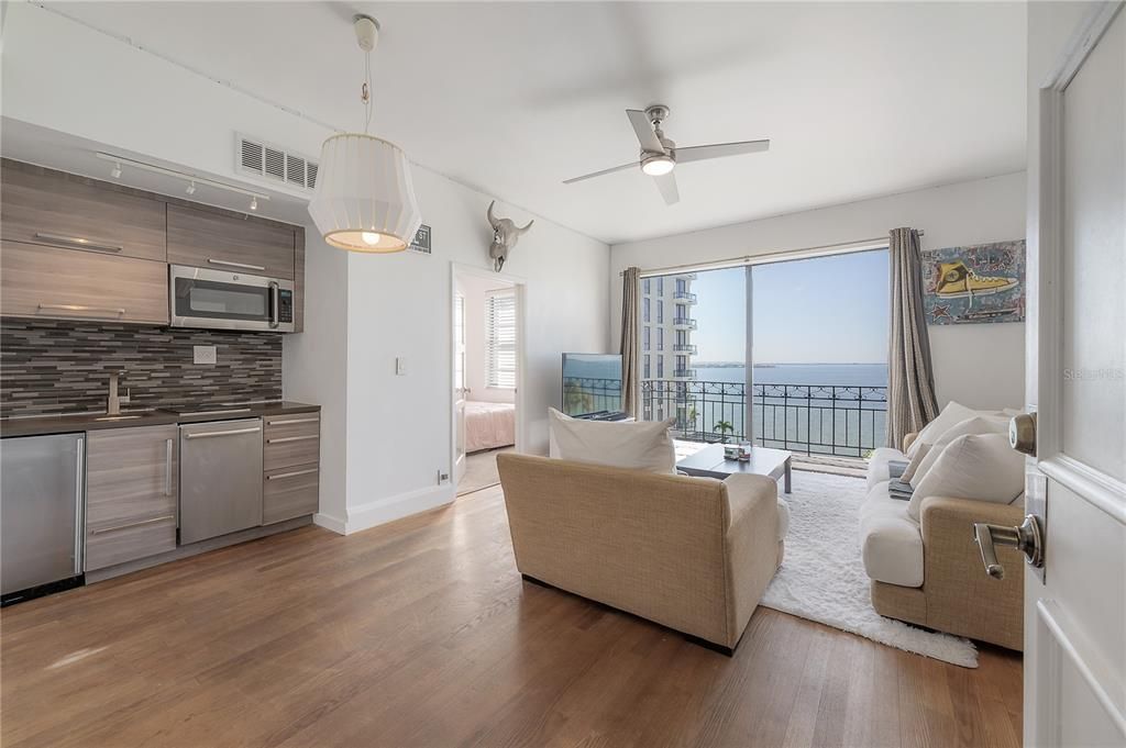 Active With Contract: $289,000 (1 beds, 1 baths, 494 Square Feet)