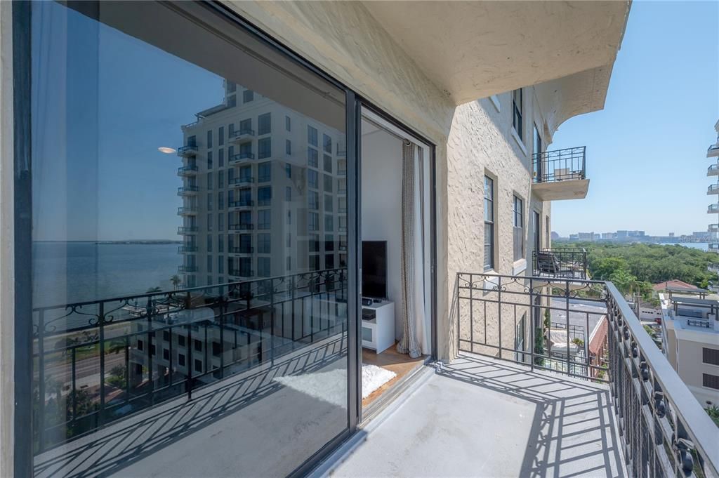 Active With Contract: $289,000 (1 beds, 1 baths, 494 Square Feet)