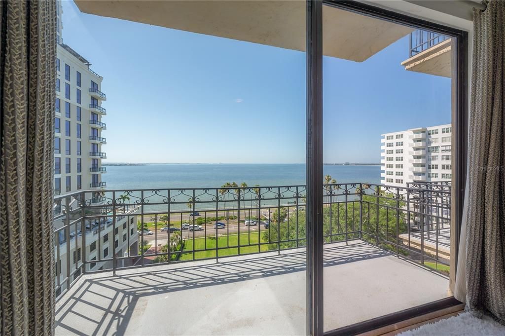 Active With Contract: $289,000 (1 beds, 1 baths, 494 Square Feet)