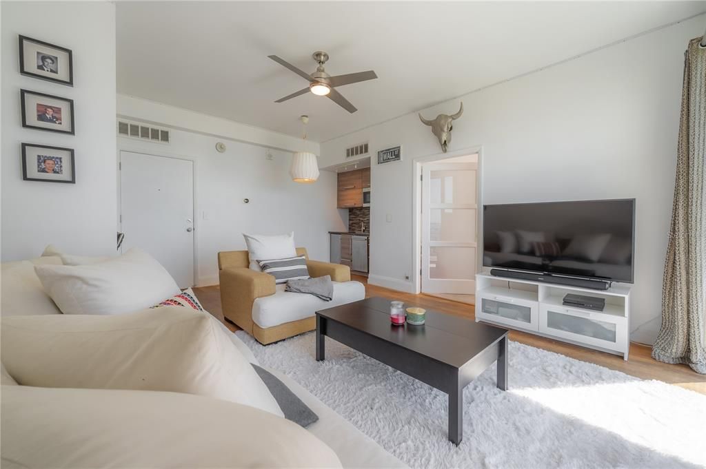 Active With Contract: $289,000 (1 beds, 1 baths, 494 Square Feet)