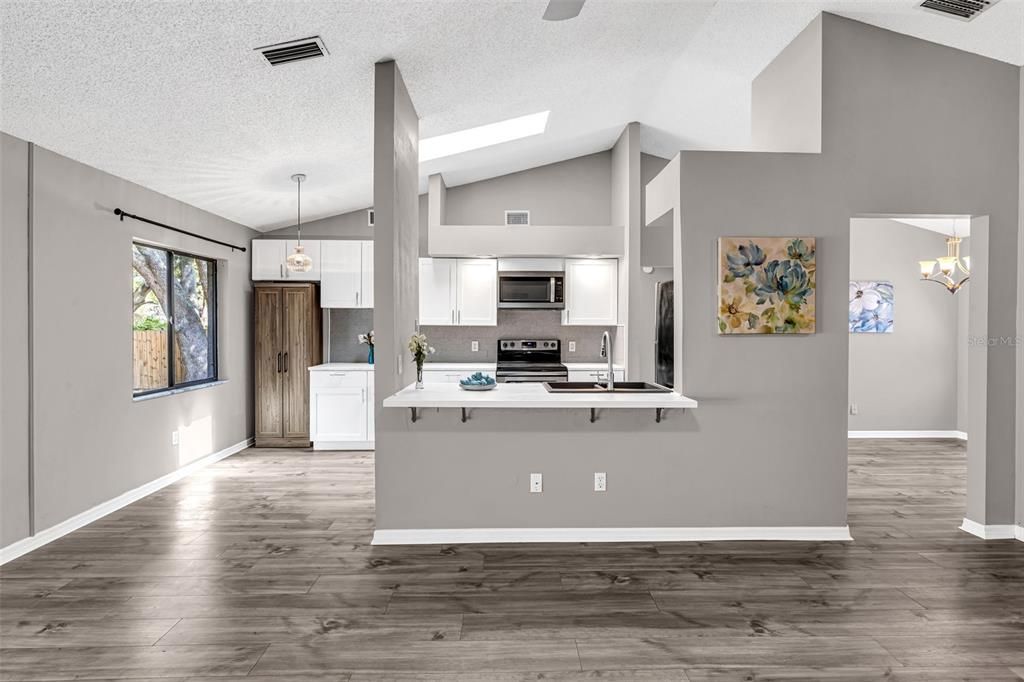 Active With Contract: $349,900 (3 beds, 2 baths, 1294 Square Feet)