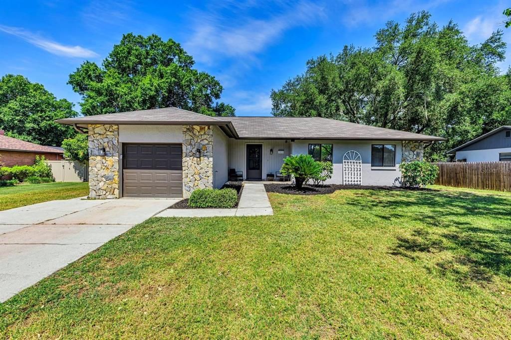 Active With Contract: $349,900 (3 beds, 2 baths, 1294 Square Feet)