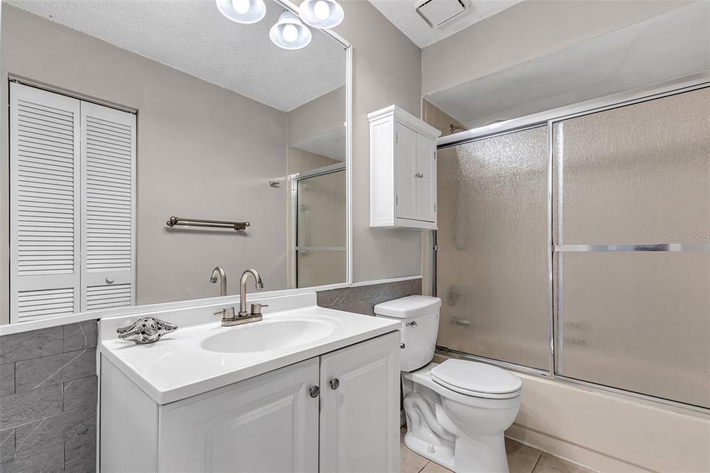 Active With Contract: $349,900 (3 beds, 2 baths, 1294 Square Feet)