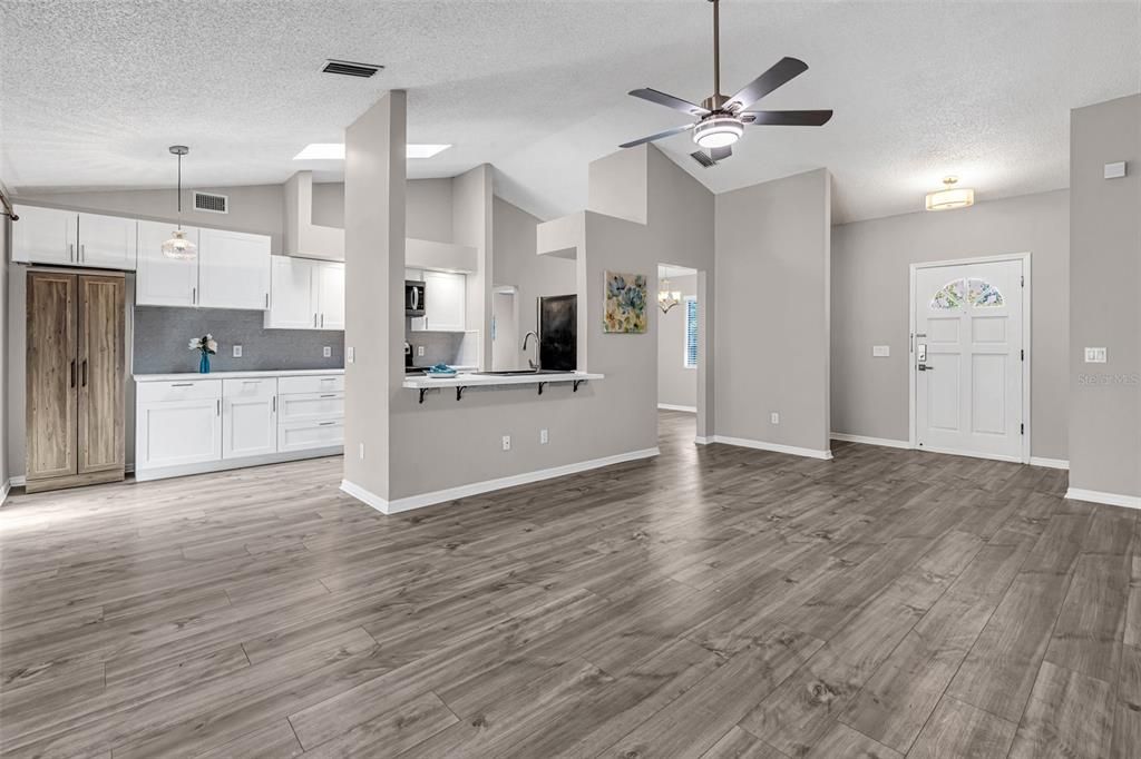 Active With Contract: $349,900 (3 beds, 2 baths, 1294 Square Feet)