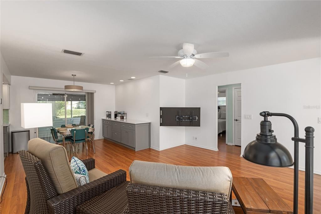 Active With Contract: $259,900 (3 beds, 2 baths, 1224 Square Feet)