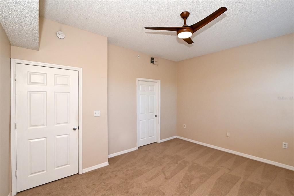 For Sale: $224,900 (1 beds, 1 baths, 1032 Square Feet)