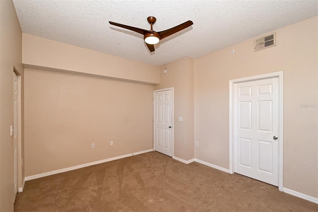 For Sale: $224,900 (1 beds, 1 baths, 1032 Square Feet)