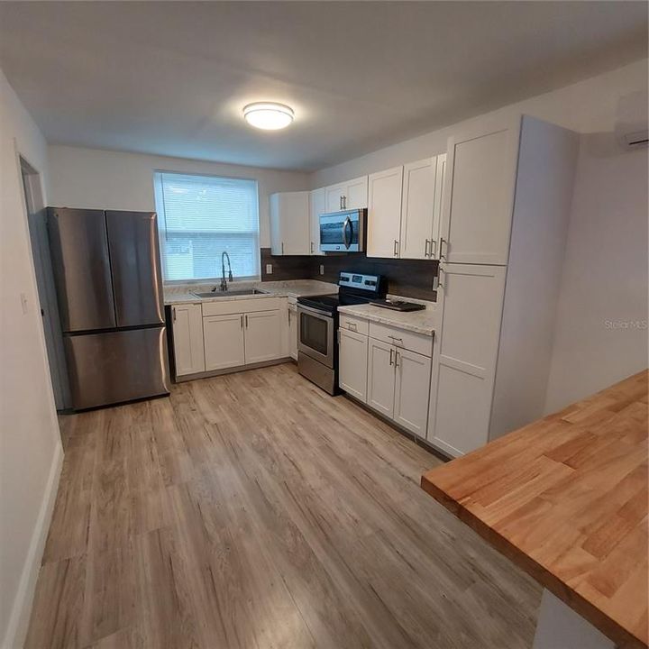 For Sale: $214,900 (2 beds, 1 baths, 989 Square Feet)