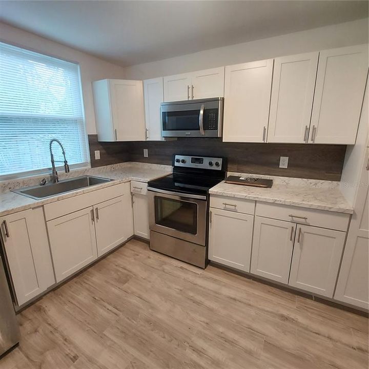 For Sale: $214,900 (2 beds, 1 baths, 989 Square Feet)