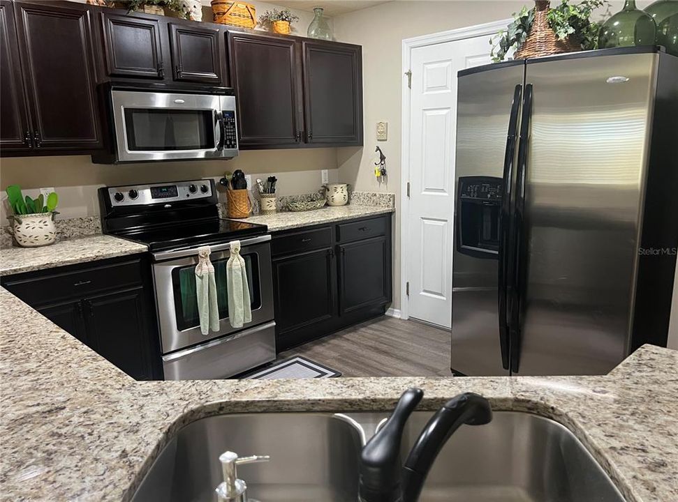 The kitchen features granite countertops, expresso cabinets, and SS appliances!