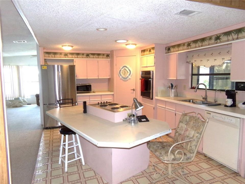 Island cook top and breakfast bar.