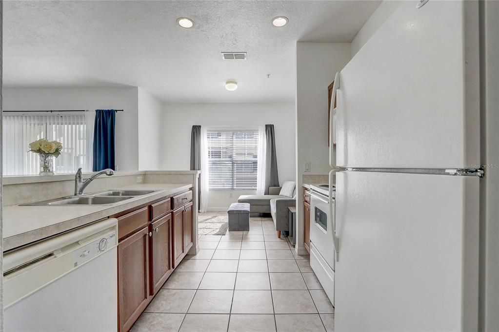 For Sale: $275,000 (2 beds, 2 baths, 1250 Square Feet)