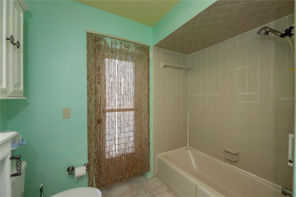 待售: $330,000 (4 贝兹, 2 浴室, 1976 平方英尺)