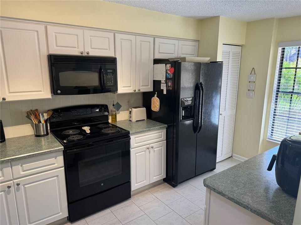 Recently Sold: $249,900 (2 beds, 2 baths, 931 Square Feet)