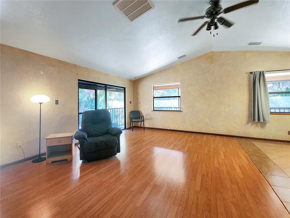 For Sale: $299,000 (2 beds, 2 baths, 1088 Square Feet)