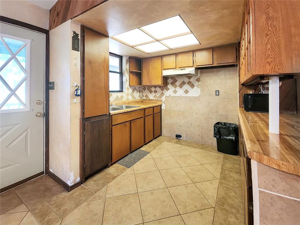 For Sale: $299,000 (2 beds, 2 baths, 1088 Square Feet)