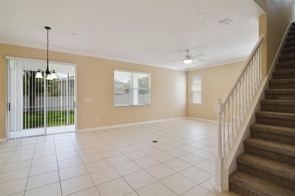 FAMILY ROOM/DINETTE